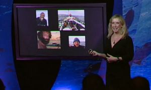 Roz Savage präsentiert vor einem Flatscreen
